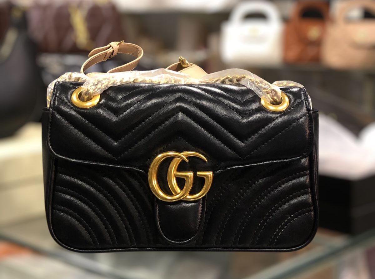 Luxury Gucci Matelassé Crossbody Bag (10 × 7 Inches) – Stylish Black Chevron Shoulder Purse | Elegant Designer Handbag